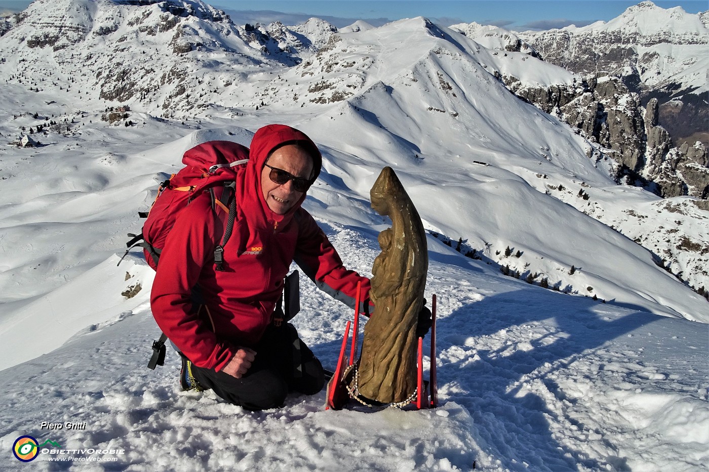 44 Alla Madonnina del Sodadura (2011 m), emergente dalla neve  verso Zuccone Campelli , Cima di Piazzo, Pizzo Tre Signori.JPG